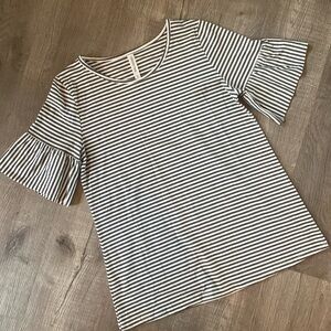 Super cute ruffle sleeve top